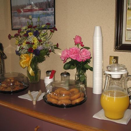 Great Lakes Inn Mackinaw City Esterno foto
